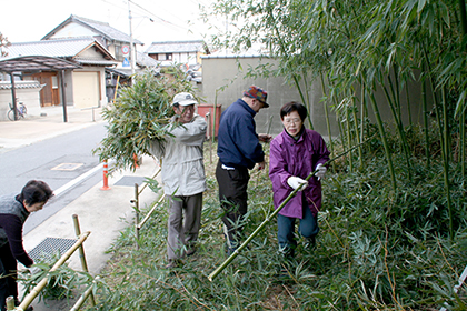 手入れが出来ない地主さんに代わって竹林整備（06年2月）。このことがきっかけで地域との交流が深まった。