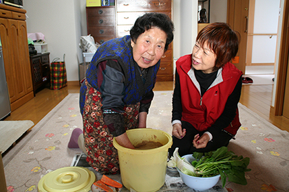 （元都市シニア）浦和と浦安から越してきた、在りし日の久枝さんと昌子さん。ハウスで採れた野菜をぬか漬けにして各戸に配った。