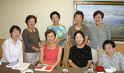 見学に訪れた社会学者の上野千鶴子さん。ハウスの女性たちと話が弾んだ（08年9月）