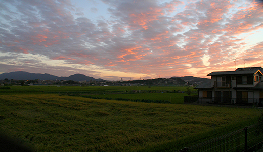 稲刈りが終わると秋の空。夕陽と雲がアート競演
